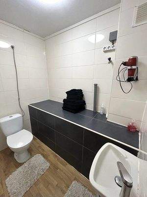 zwei Bäder im Haus (dieses ohne Dusche) 