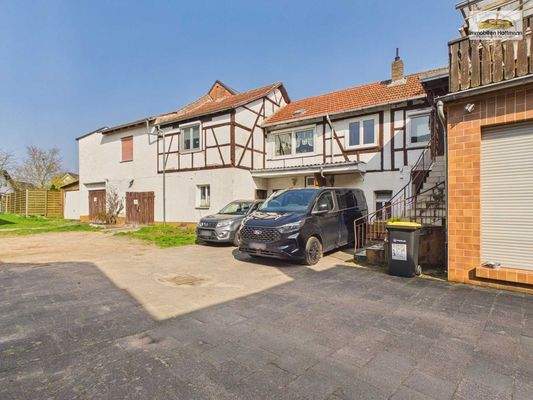 Hofbereich mit Stellplätzen und Garagen