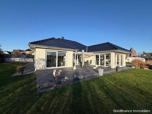 Ansicht mit Terrasse (1)