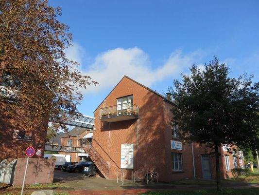 Gebäude mit Einfahrt