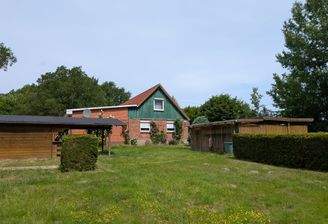 Hausansicht und Garten von der Nord-Ostseite