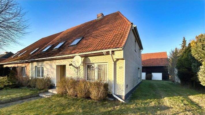 Vorderansicht mit Auffahrt