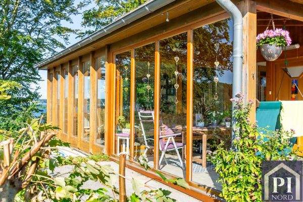 Blick auf den Wintergarten mit Terrasse