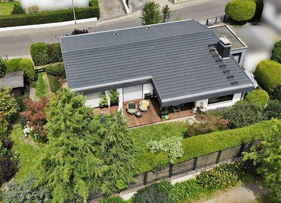 Haus- und Grundstücksansicht von oben