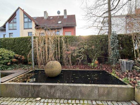 Wasserbecken mit Goldfischen