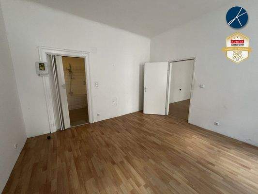 Zimmer mit Tür zum Bad