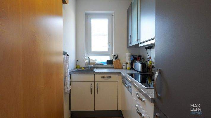 Küche mit Einbauküche &amp; Fenster