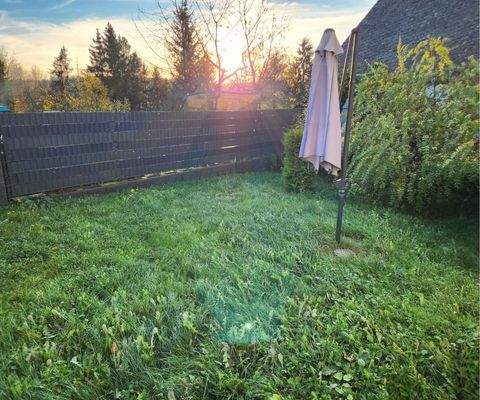 Für die Mieter nutzbarer, umzäunter und blickgeschützter Garten