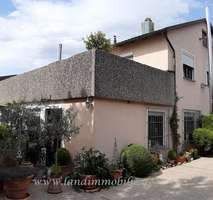 Wohnhaus mit Nebengebäude