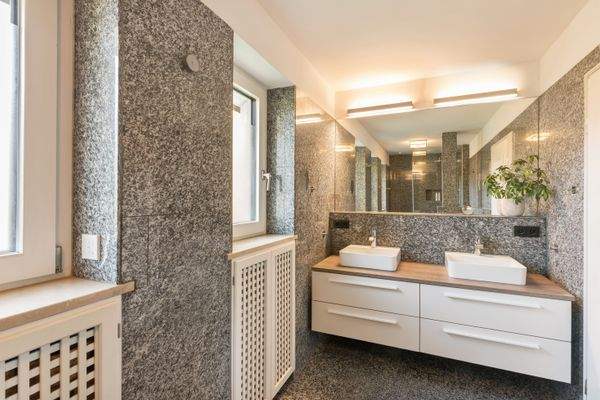 Klassisches Bad mit Granit