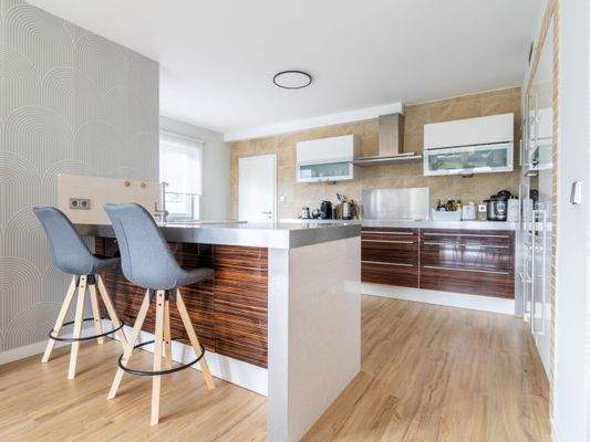 Blick zur Einbauküche mit HWR