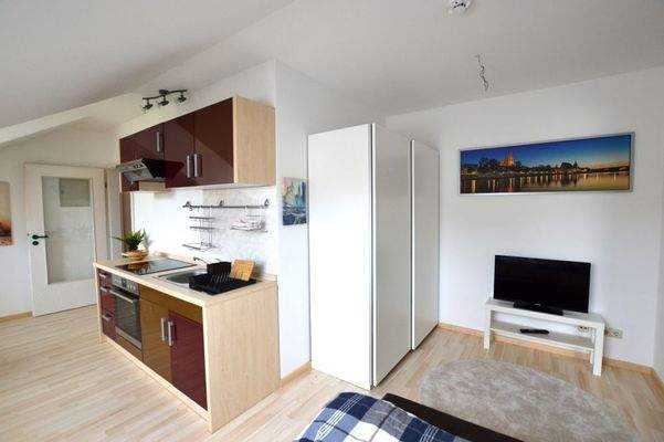 Küche, Ankleidebereich und Fernseher