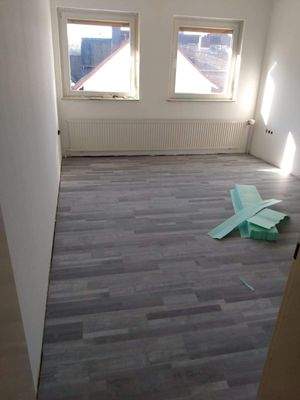 Leeres Zimmer mit Holzboden