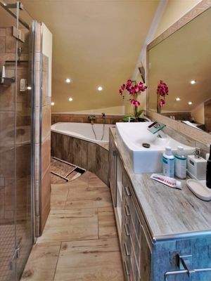 OG Elegantes Bad mit Wanne und...