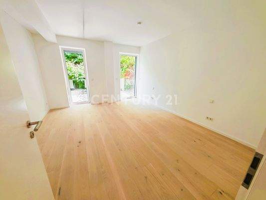 Traumraum mit 2 bodentiefen Fenstern zur Terrasse