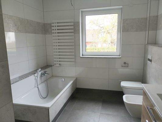 Bad mit Wanne und Handtuchheizkörper 