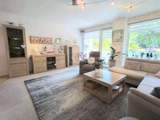 Wohnzimmer mit Balkon