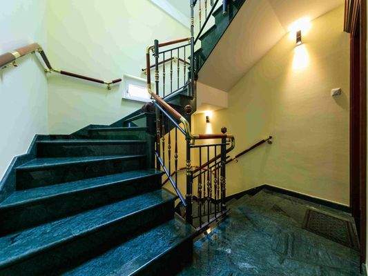 Stilvolle Marmortreppe aus seltenem Verde-Guatemala-Marmor