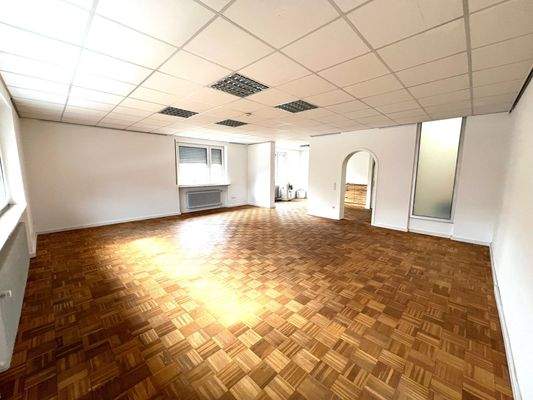 Büro mit Parkettboden