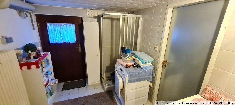 Sowie Dusche und Aussenzugang