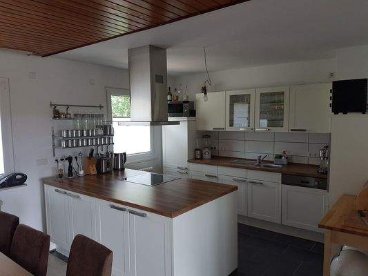 Moderne Küche mit Kochinsel