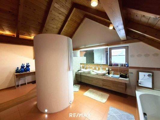 Badezimmer mit Dusche und Doppelwaschbecken