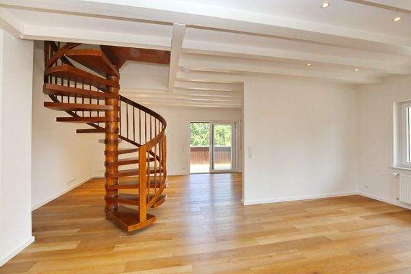 Wohnzimmer mit Wändeltreppe