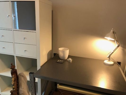 Modernes WG-Zimmer Nr. 2 - Tisch, Schrank, TV.