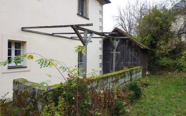 Gebäuderückseite, Terrasse und Garten