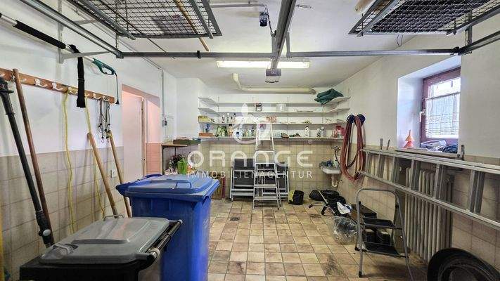 Garage m. elektr. Tor