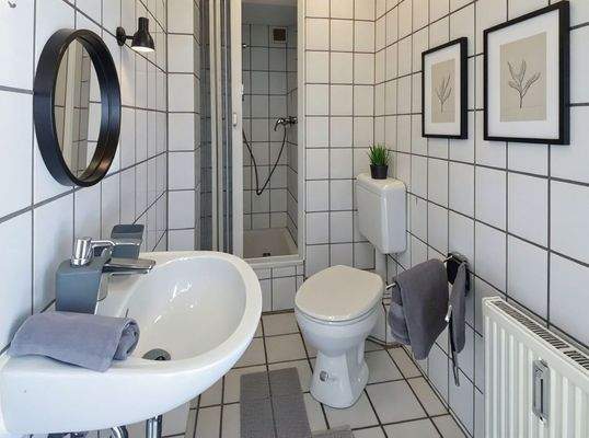 Badezimmer - virtuell eingerichtet  - Lütt Immobilien - Kiel