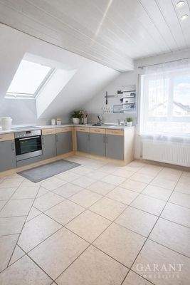 Helle, moderne Küche im Dachgeschoss