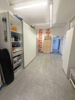 EG MI Ergotherapie Flur mit Regalen.jpeg