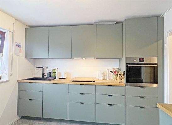Helle Einbauküche mit Backofen in Augenhöhe