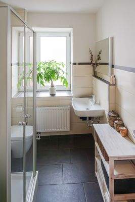 Duschbadezimmer mit Tageslicht