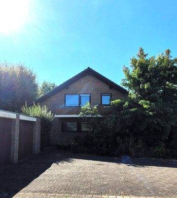 Seitenansicht mit Doppelgarage