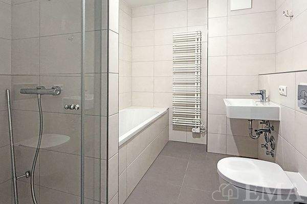 Bad mit Dusche und Badewanne