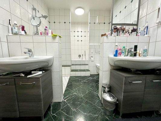 Badezimmer-2.OG Wohnung