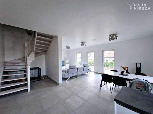 Rechte Seite: Wohn-Essbereich 