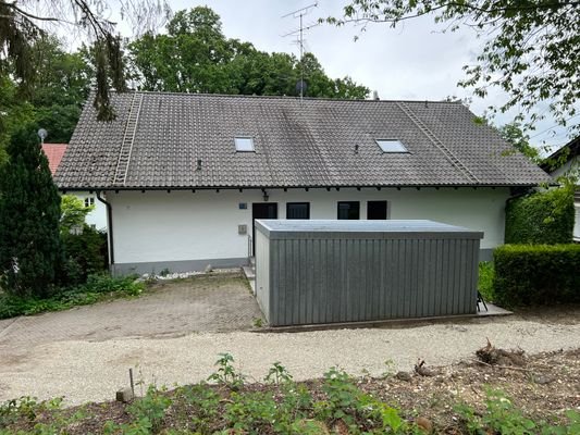 Ansicht Außen mit Garage