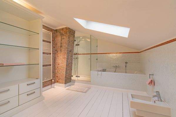 Vollbad im Dachgeschoss mit Oberlicht