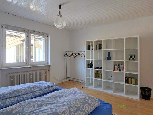 Kleiderstange und Regalwand