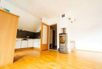 Schwedenofen zwischen Küche und Wohnbereich