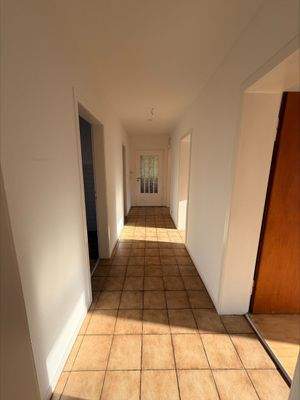 Langer Flur mit Fliesenboden