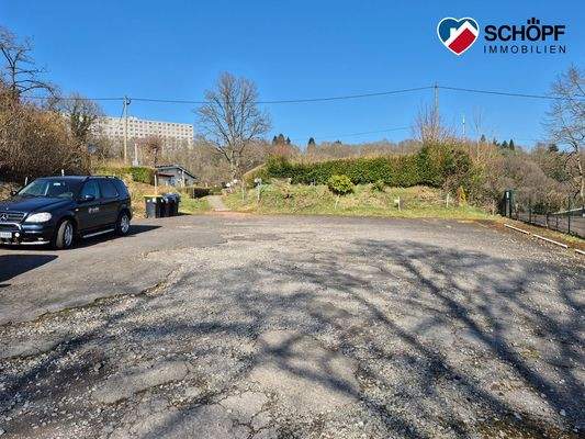 Parkplatz mit ca 20 Stellplätzen