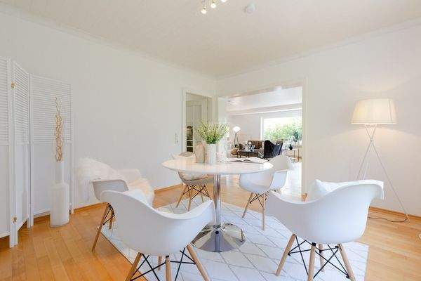 Essbereich mit Blick ins Wohnzimmer