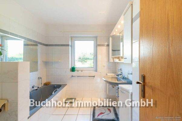 Badezimmer im Erdgeschoss mit Badewanne