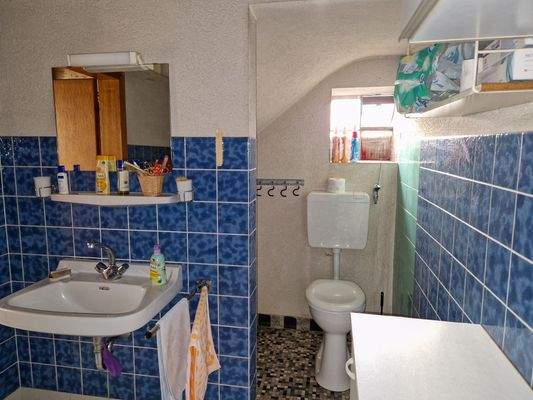 Waschbecken und Toilette