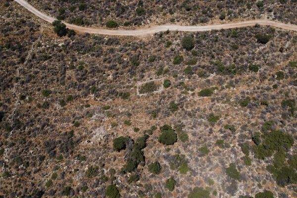 Kreta, Kokkino Chorio: Ruhiges Hanggrundstück mit ewigem Meerblick zu verkaufen