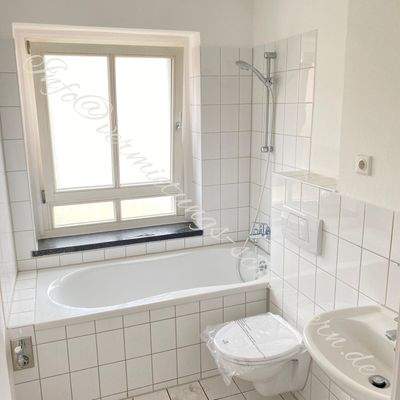 Bad mit Fenster und Badewanne (2).jpg